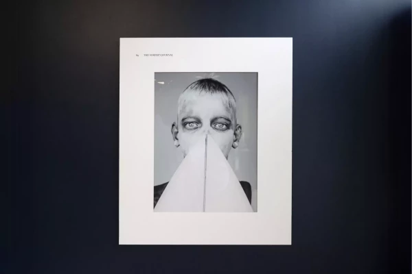 impression d'une photo d'art avec un enfant et une planche de surf
