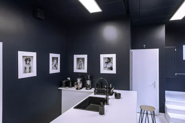 des impressions photographiques d'art accrochées sur un mur noir